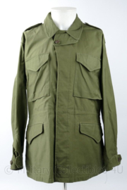WO2 US Army replica M43 Field jacket met embleem van de 4th Infantry Division - maat 40 R = NL maat 50 (medium) - Replica