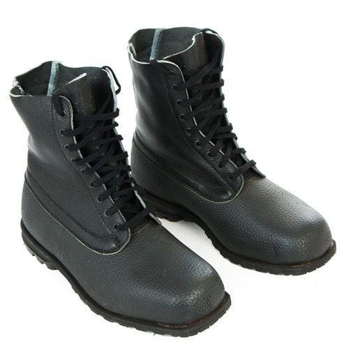 Zweedse zwarte leren schoenen  - rubberen zool en rubberen onderkant, lederen bovenkant - meerdere maten  - origineel