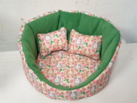 Snuggle bed " Cavia Print Aardbei " met  kussentjes