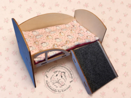 houten bed met trappetje voor cavia met kussen  " Cavia Print Roze "