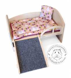 houten bed met trappetje voor cavia met kussen  " Cavia Print Bramen "