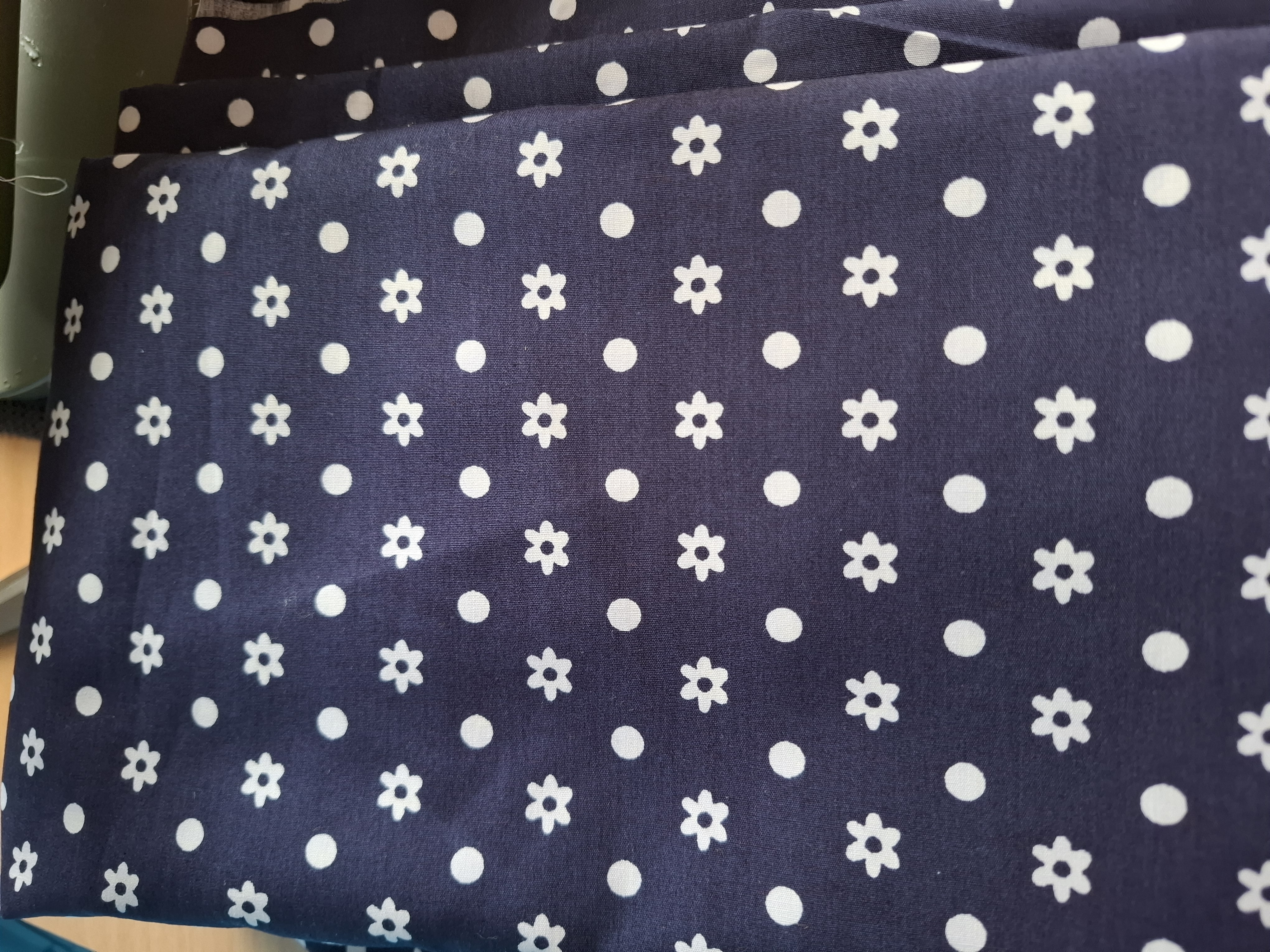 Donkerblauw bloemen en stippen