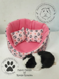 Snuggle bed met 2 kussentjes Cavia Aardbei Roze/Hardroze stof van Roosje Rosalie ®