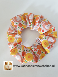 Haar Frutsel /  Scrunchie met Cavia Oranje Bloemen