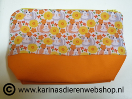 Handgemaakte etui / make up / toilet tas CAVIA " ORANJE BLOEMEN "