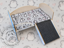 houten bed met trappetje voor cavia met kussen  " Pinquin "