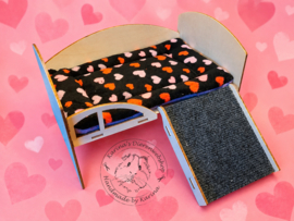 houten bed met trappetje voor cavia met kussen  " Wellness Fleece Hartjes"