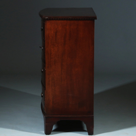 Bow front commode ca 1850 gerestaureerd en in zeer fraaie staat met brons beslag (No.260615)