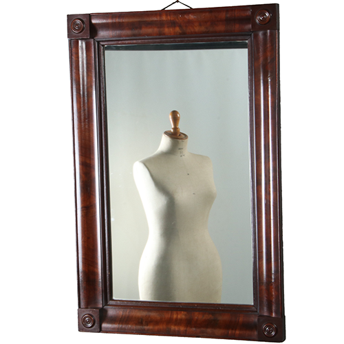 Strakke Biedermeier spiegel met holle bloemmahonie lijst ca 1820 (No.290824)  - 1.00 m. Hoog