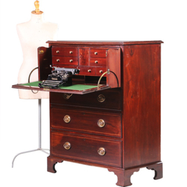 Engelse 18e eeuwse commode met schrijflade en veel kleine laden (No.982260)