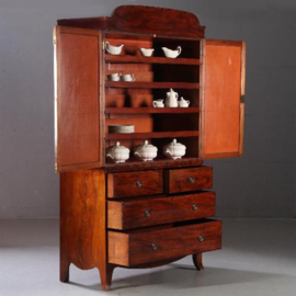 Antieke kasten / Regency kabinet met gebogen fronton ca. 1820 in mahonie met bloemmahonie (No.820866)