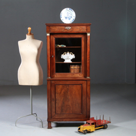 Antieke kasten / Smalle Empire vitrinekast ca 1810 mahonie met bloemmahonie (No.883022)
