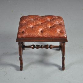 Antiek varia / Engelse voetenbank of stool ca. 1850 gecappitoneerde zitting in leer  (No.422161)