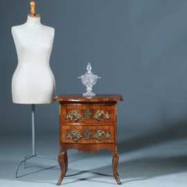 Kleine Dresdener Barok commode ca 1860 in noten met wortelnoten en uittrekbaar blad (No.400940)