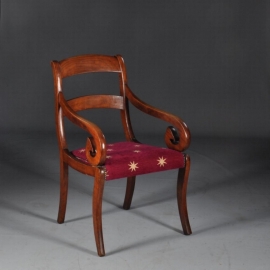 Antieke stoelen / Mahoniehouten bureaustoel Schotland ca. 1840 met rode bekleding met sterren. (No.641452)