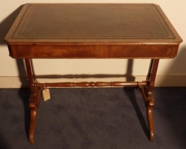 Antieke bureaus / Schrijftafel / Sidetable met leer ingelegd blad (No.78287)