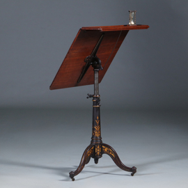 Kleine architectentafel of lezenaar met voor de inktpotplankje een uniek anti-kantelmechaniek (No.440505)