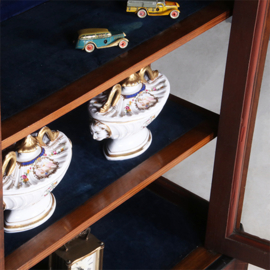 Lage eendeurs vitrinekast met aan drie zijde glas en bronzen details (No.322155)