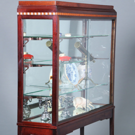 Art Deco vitrinekast in mahonie met contrasterende essenhouten golflijst ca 1915 (No.421025)