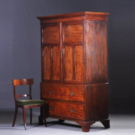 Antiek kasten / Strak mahonie kabinet ca. 1880 met 2 laden en gepaneelde deuren (No.891922)