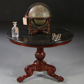 Antieke tafels / Center table / bijzettafel met "licht zwart" marmer blad ca 1825 in mahonie (No.880250)