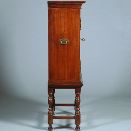 Hollands Koloniaal Tafelkastje ingericht als bar met brons beslag (No;391135)