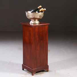 Mahonie nachtkastje zo strak belijnd als een sokkel Biedermeier ca 1820 (No.630947)