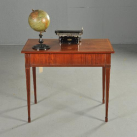 Antieke bureaus /  kleine schrijftafel mahonie met satijnhout ca. 1800 op ingelegde tapse pootjes  (No.312227)