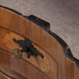 Antieke kast / 18e eeuwse  tabernakelkast barok orgel gebogen in noten met wortelnoten en o.a. ebbenhout (No.571512)
