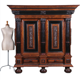 Museale kolom- of Kussenkast  ca 1665 in palissander met ebben en kussens op front en zijpanelen (No.440560)