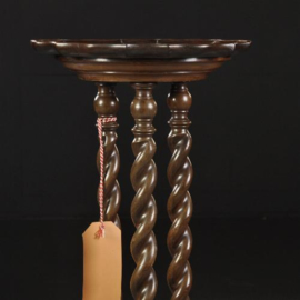 Antieke bijzettafels / Hoge piedestal of lampentafel  ca. 1890 3 gedraaide staanders op driesprant (No.682804)