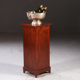 Mahonie nachtkastje zo strak belijnd als een sokkel Biedermeier ca 1820 (No.630947)