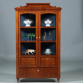 Zeer verfijnde  Vitrine met driezijdig glas en timpaanlade Frankrijk ca 1825 fijn inlegwerk (No.260600)