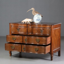 Antieke kast / Franse eikenhouten commode ca. 1750 met orgel gebogen front (No.690712)