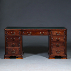 Chique Engels bureau met een groen ingelegd schrijfblad en inspringend front ca 1880 (No.450330)