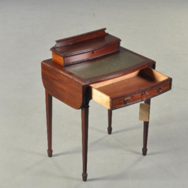 Antieke bureaus / Engels damesbureau of schrijftafeltje met en leer en topklepje (No.180403)