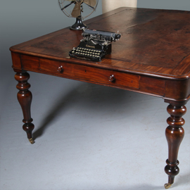 Werktafel óf eetkamertafel met geweldig mooi doorleefd leer een echte leeftafel ca 1840 (No.W283035)