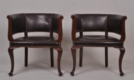 Antieke bureaustoelen / Stel van 2 nagenoeg identieke armstoelen ca. 1900 (No.79142)