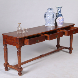 Doorleefde  lange sidetable met 3 laden op gedraaide poten (No.331510)