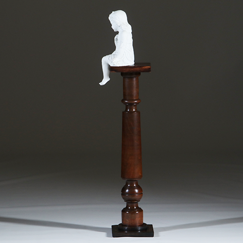 Strakke eenvoudige Piedestal of zuil ca 1900 in fraai doorleefde kleur (No.301825)