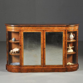 Antieke kast /  sublieme wortelnoten 4-deurs credenza ca. 1850 met kwart ronde vitrines (No.432240)