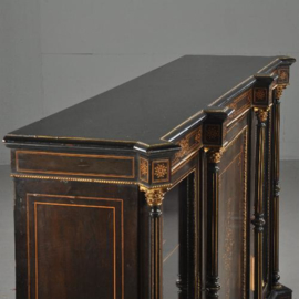 Antieke kast / Victoriaanse credenza ca. 1875 noten met ebbenhout, vrijstaande zuilen en 2 vitrines (No.390658)