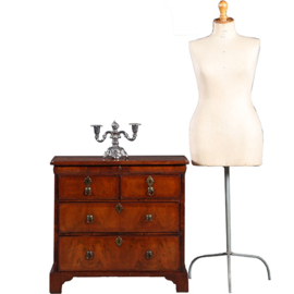 Antieke kasten / Kleine vroeg Georgian commode ca 1750 met kleine zijladen en tirette (No.882445)