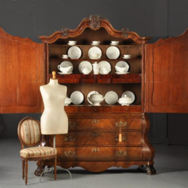 Antieke kast / Dubbel gebogen rococo kabinet met drempeldeuren (No.450211)