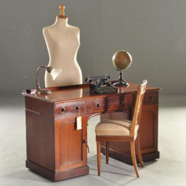 Antieke bureaus / Engels Victorians damesbureau ca. 1870 in mahonie met houten schrijfblad. (No.151233)