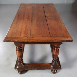 Antieke tafel / Hollandse  doorleefde notenhouten tafel ca. 1690 (No.752838)