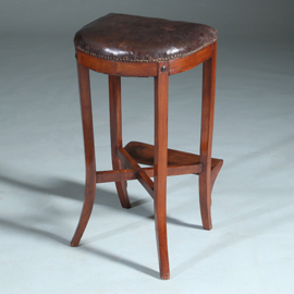 Antieke kruk ca 1810 op 4 sabelpoten met voetenplank het leer prachtig doorleefd  (No.740445)