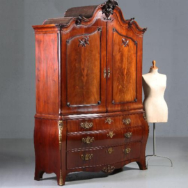 Antieke kast / Hollands gebombeerd transition kabinet in mahonie ca. 1780 met drempeldeuren en veel brons (No.781549)