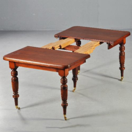 Antieke tafel / Smalle Engelse coulissentafel ca. 1920 in mahonie met 3 inlegbladen.  (No.193132)