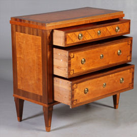 Rijk en contrasterend ingelegde  commode in Neoclassicistische stijl 1900  (No.941855)